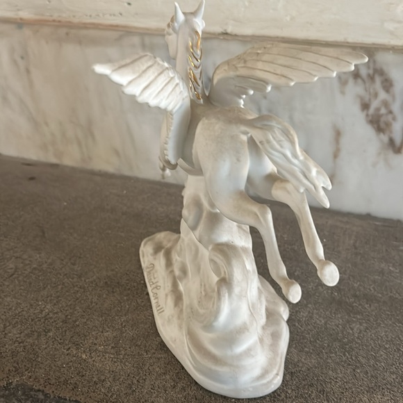 A Pegasus By David Cornell Porcelain Figure - Picture 2 of 5